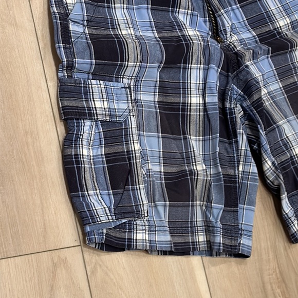 EUC St. John’s Bay Brand Men’s Size 32 Plaid Print Cargo Shorts - Picture 3 of 8